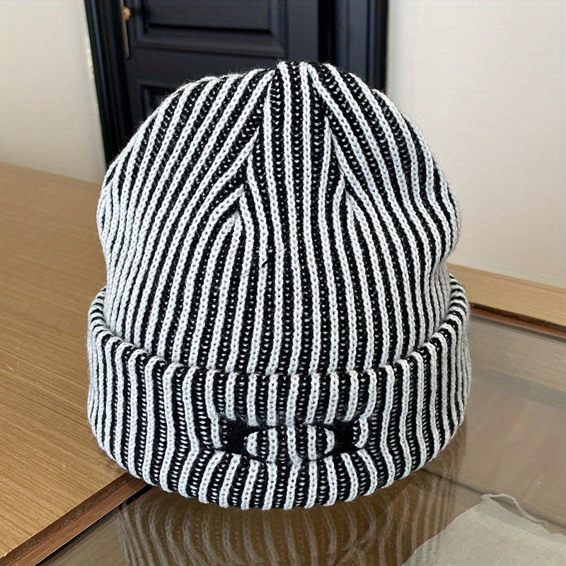Conjunto de gorro de invierno cálido y grueso, con estampados en azul/blanco, negro/blanco y rojo/blanco.