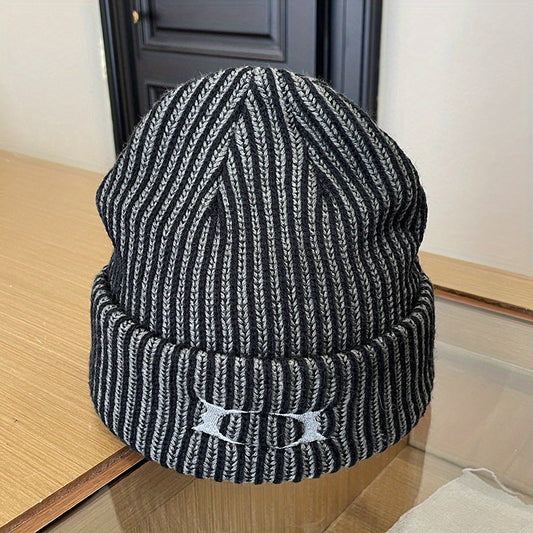Conjunto de gorro de invierno cálido y grueso, con estampados en azul/blanco, negro/blanco y rojo/blanco.