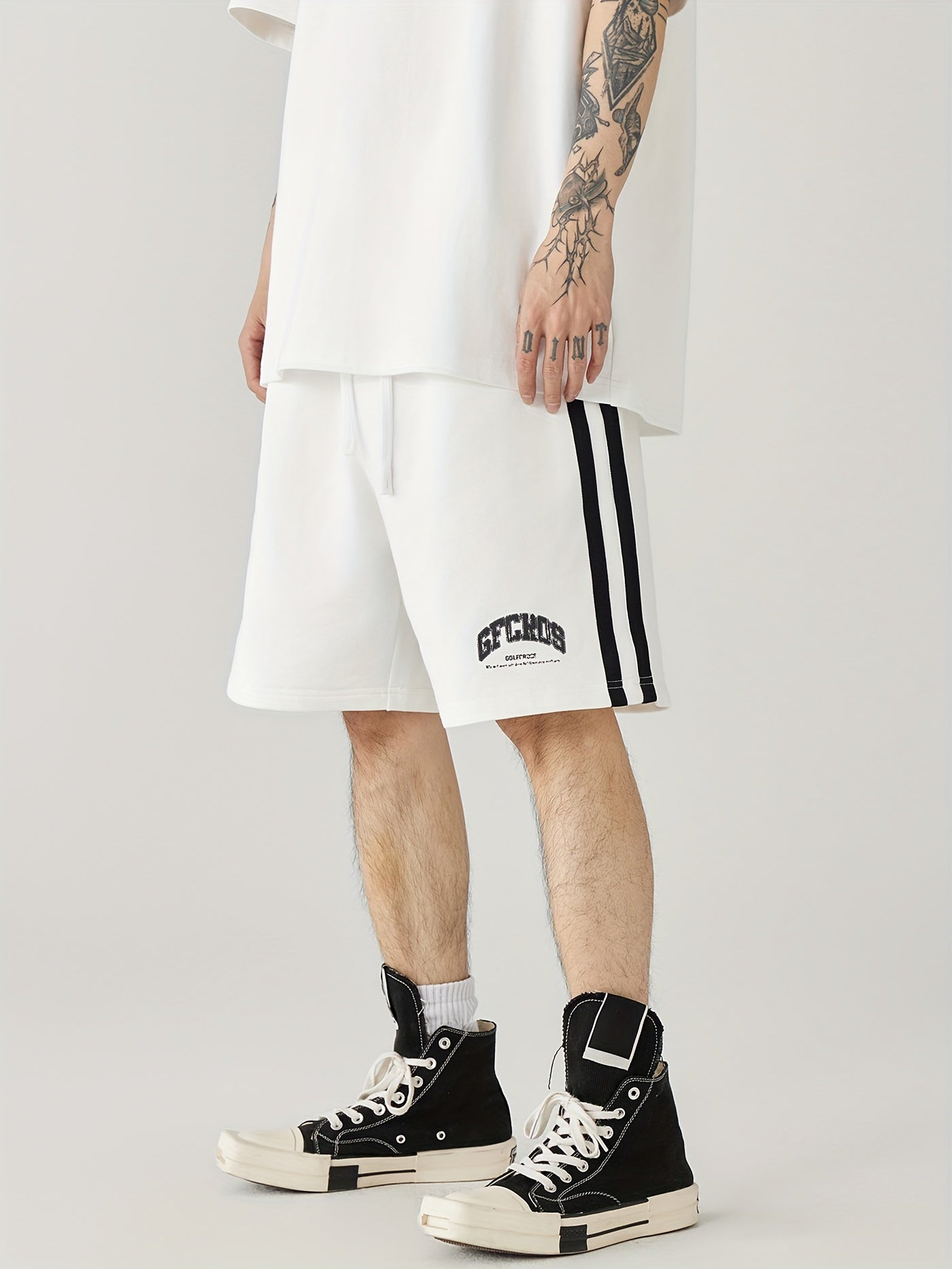 Pantalón corto amplio con rayas y estampado gráfico con bolsillos, cintura elástica y cordón