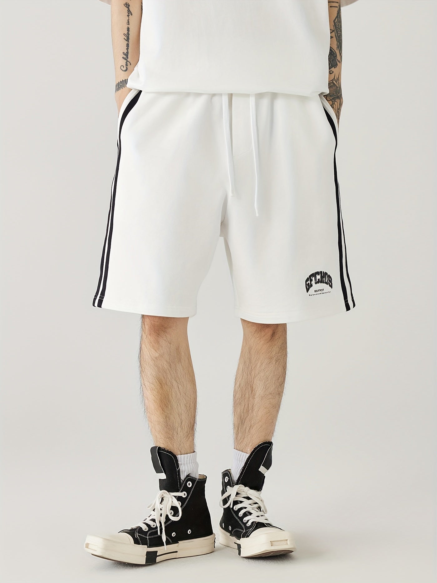 Pantalón corto amplio con rayas y estampado gráfico con bolsillos, cintura elástica y cordón