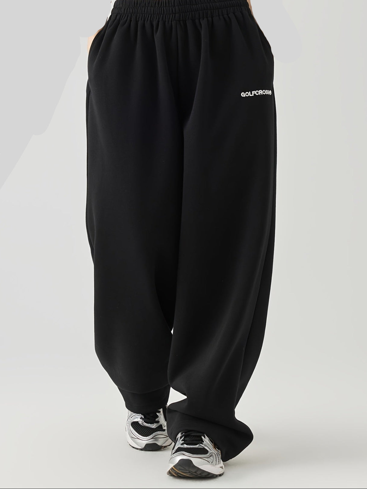Light and breathable casual jogging in cotton blend with embroidered pattern.