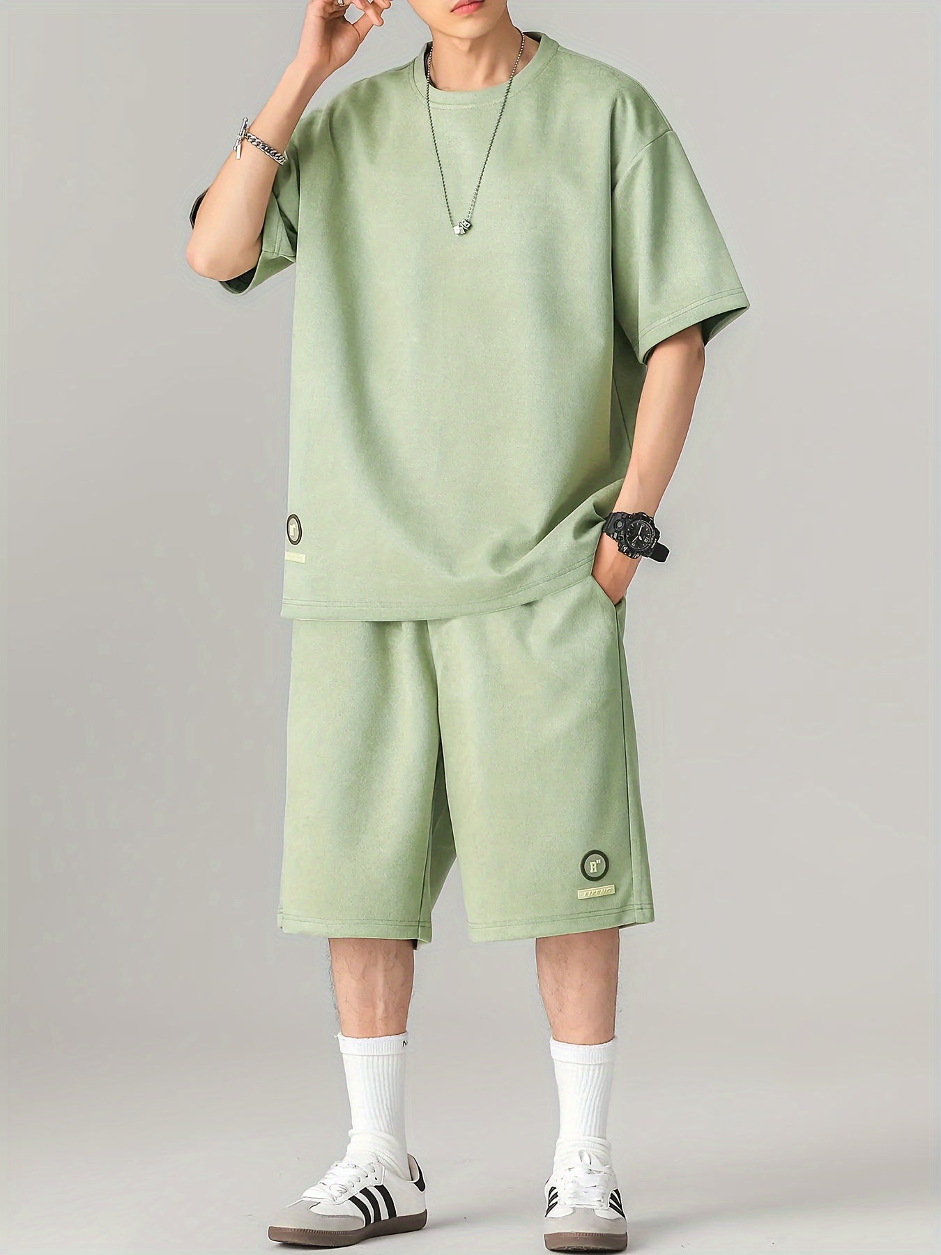 Conjunto de camiseta y pantalón corto gris