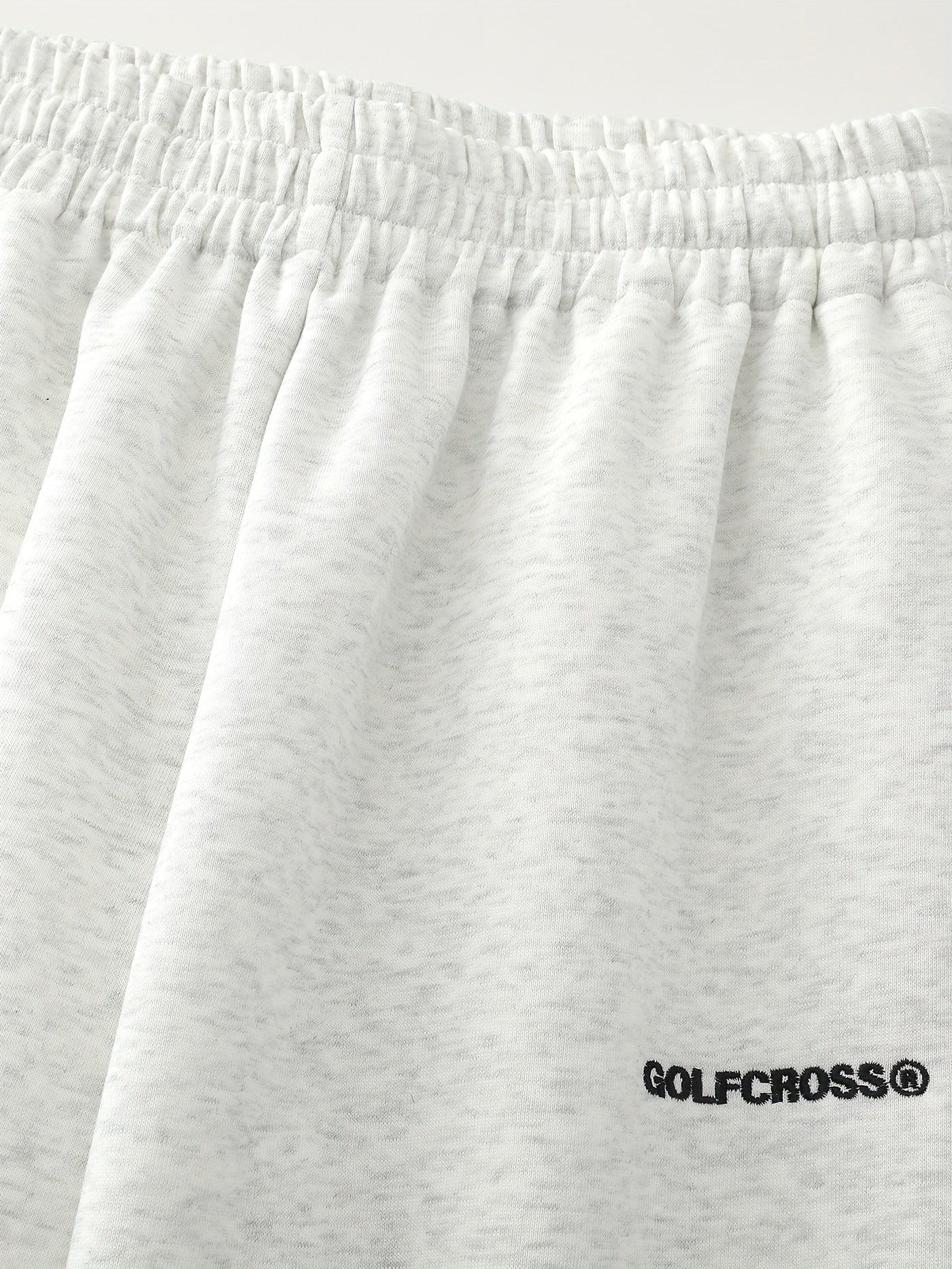 Light and breathable casual jogging in cotton blend with embroidered pattern.