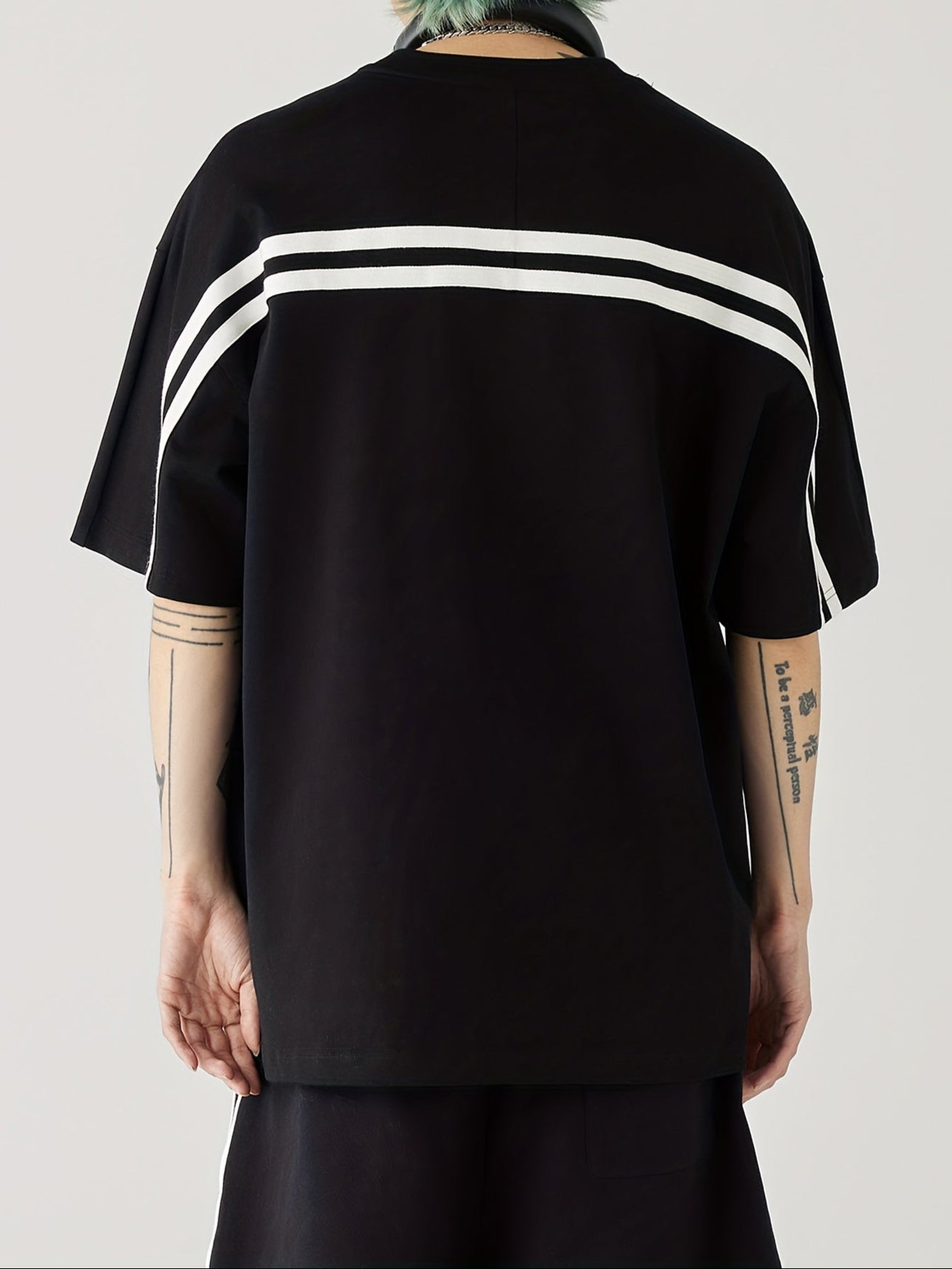 Camiseta de algodón casual para hombre con espalda a rayas y letras estampadas
