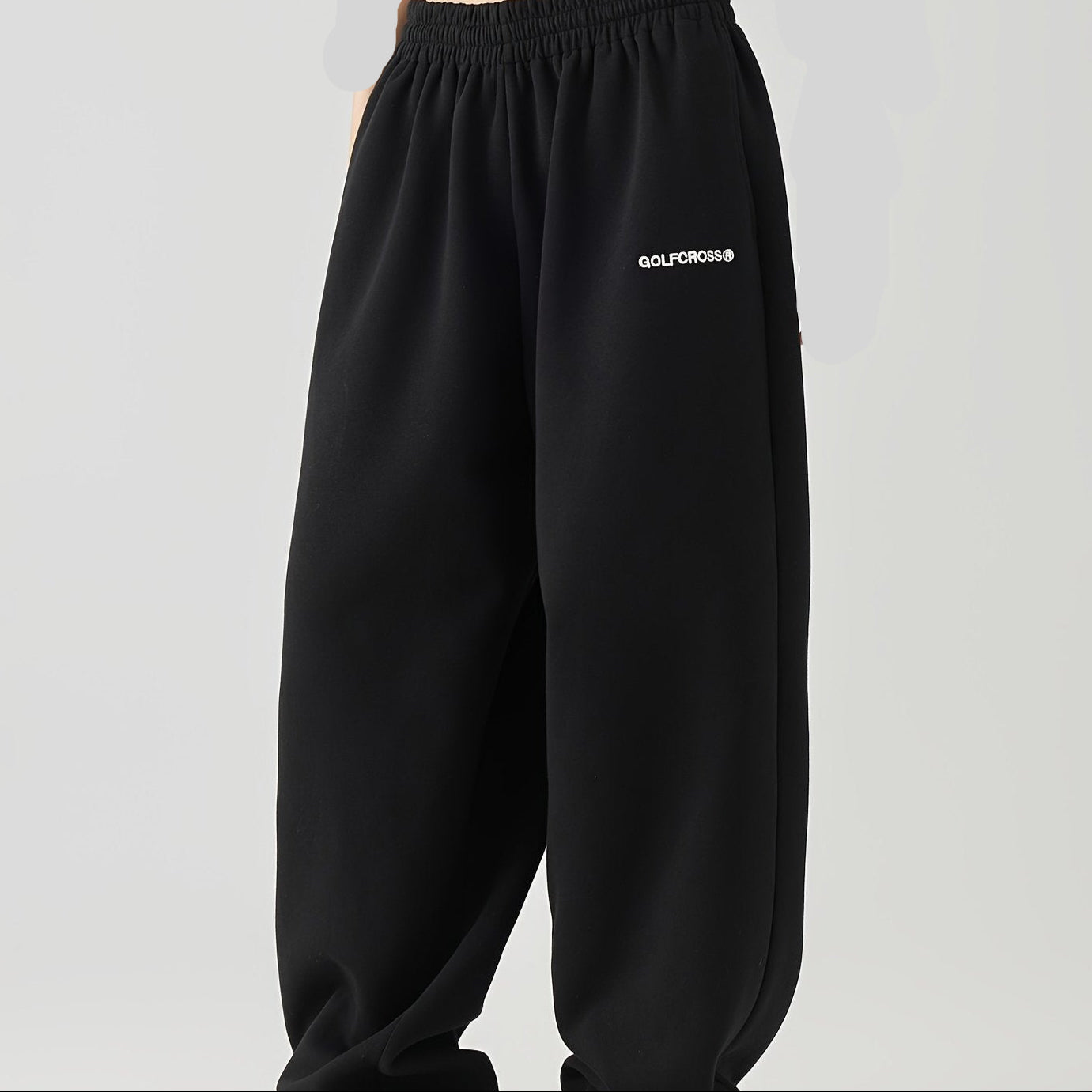 Light and breathable casual jogging in cotton blend with embroidered pattern.