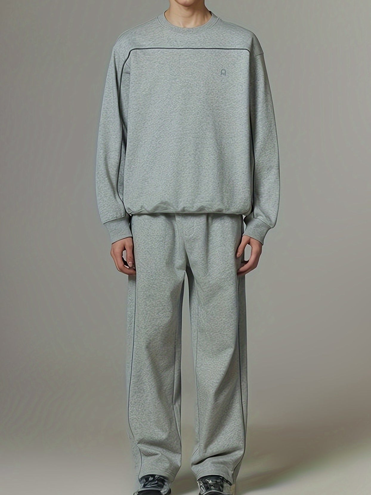 Sudadera gris holgada con cuello redondo y manga larga