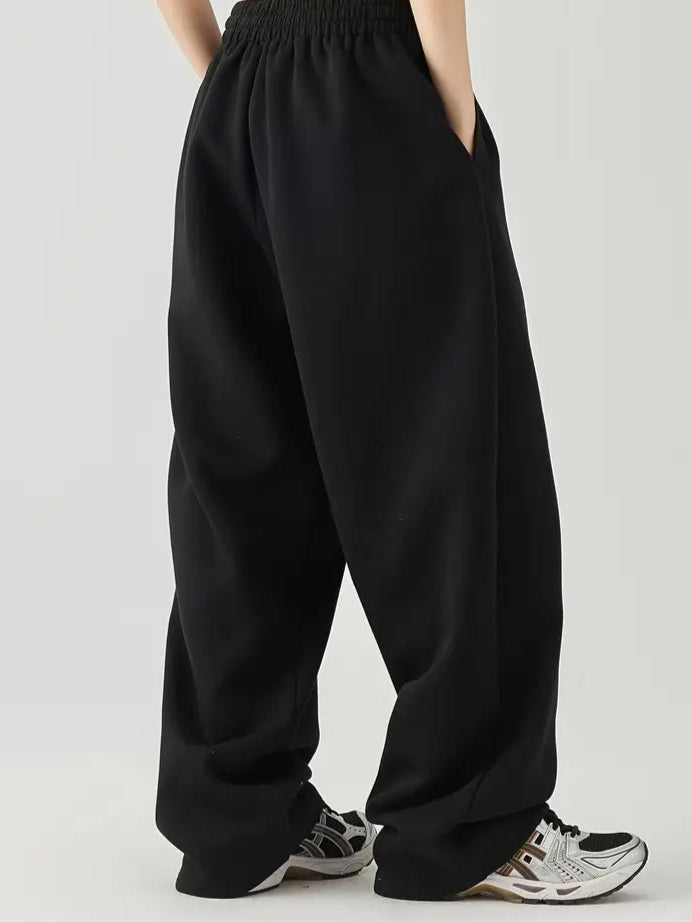 Light and breathable casual jogging in cotton blend with embroidered pattern.