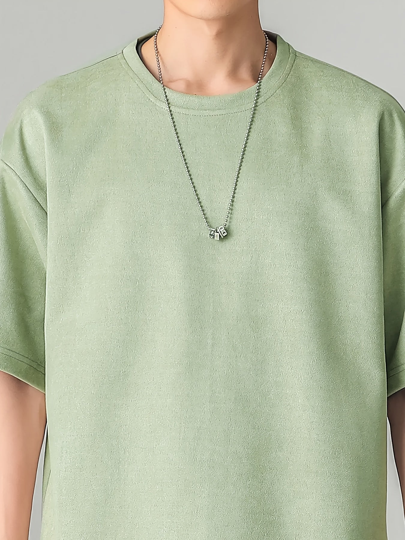 Conjunto de camiseta y pantalón corto gris