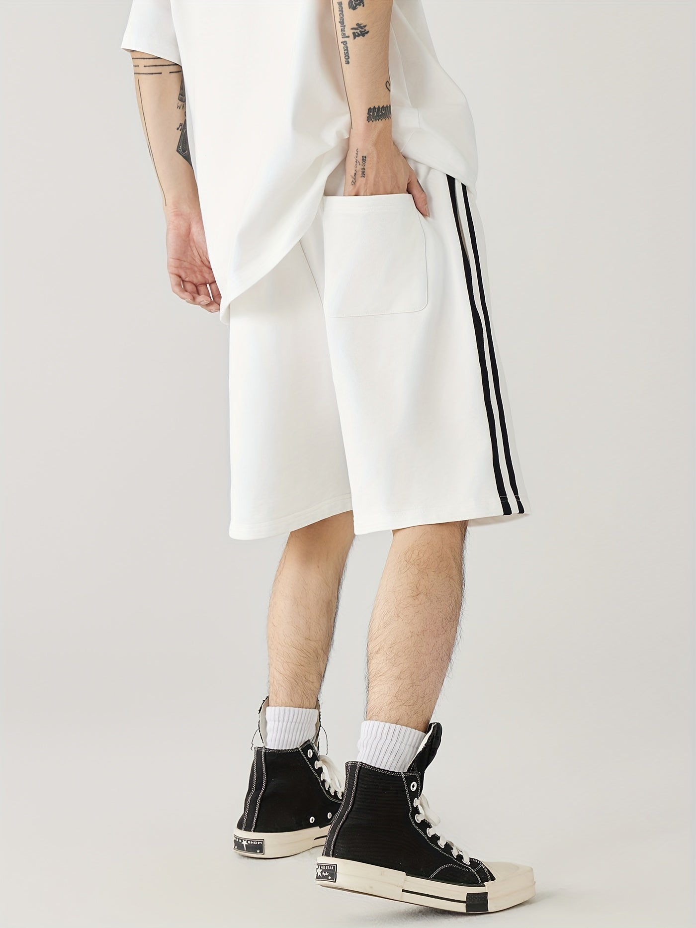 Pantalón corto amplio con rayas y estampado gráfico con bolsillos, cintura elástica y cordón