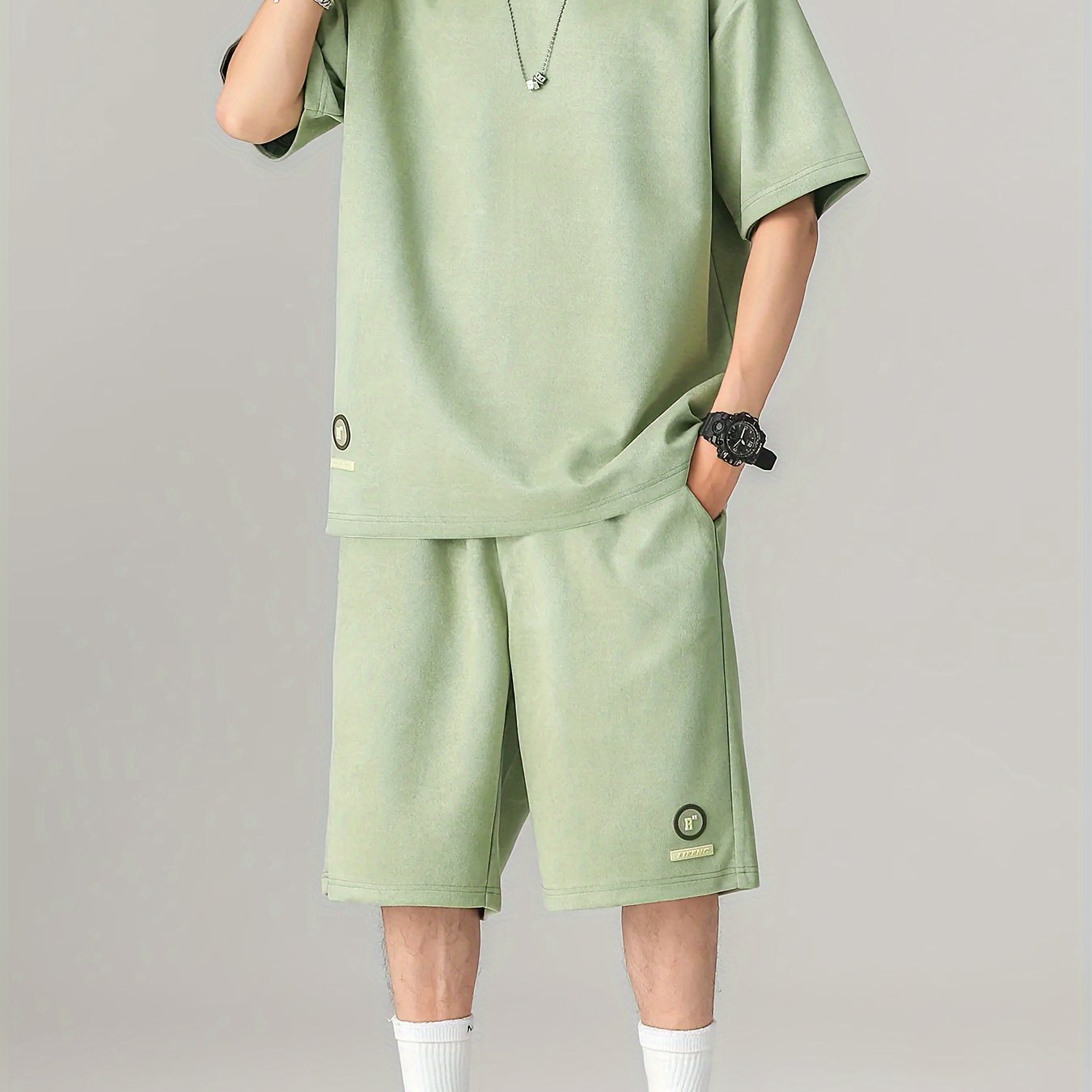 Conjunto de camiseta y pantalón corto gris