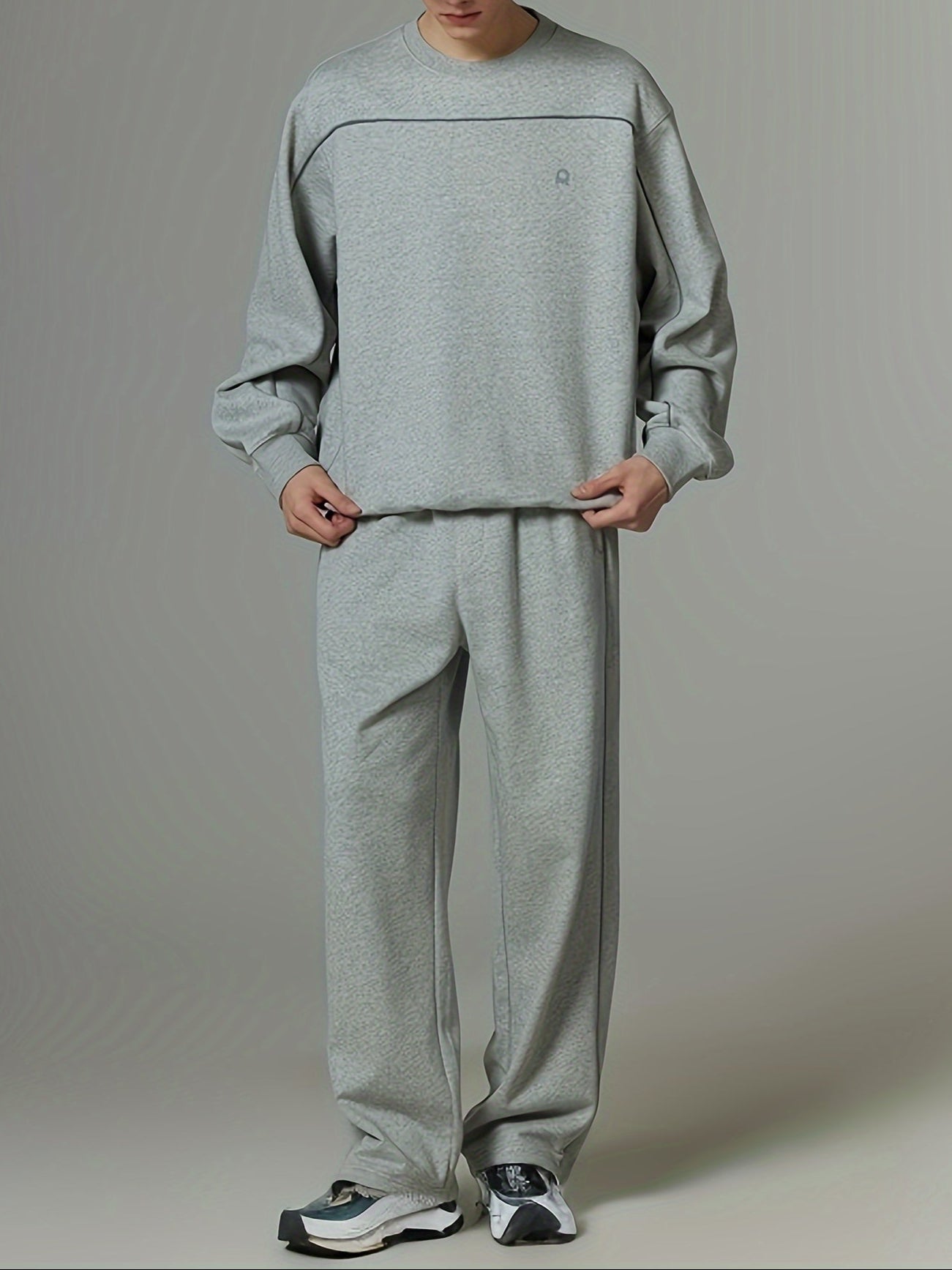 Sudadera gris holgada con cuello redondo y manga larga