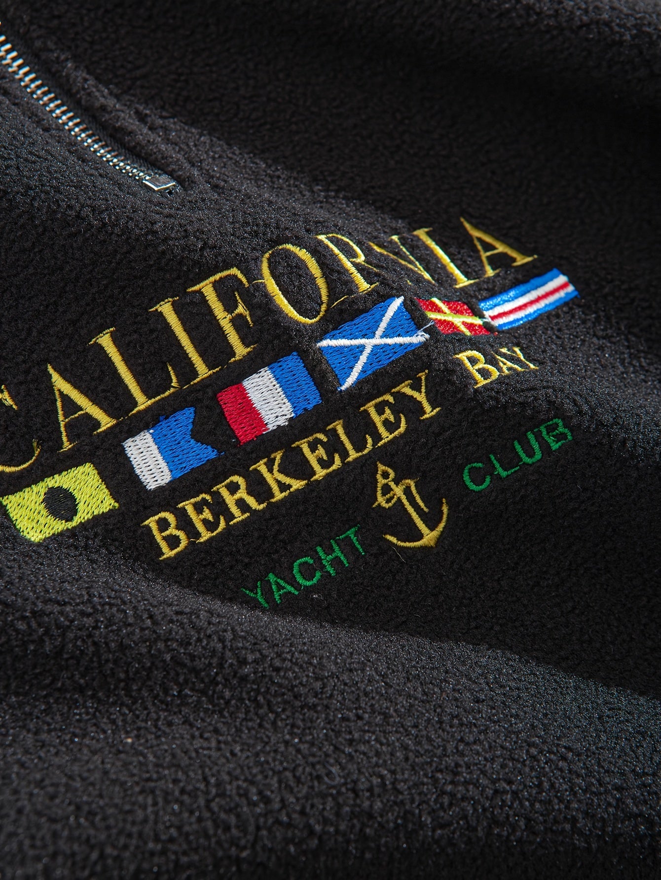 Sudadera con cremallera de polar bordado California para hombre