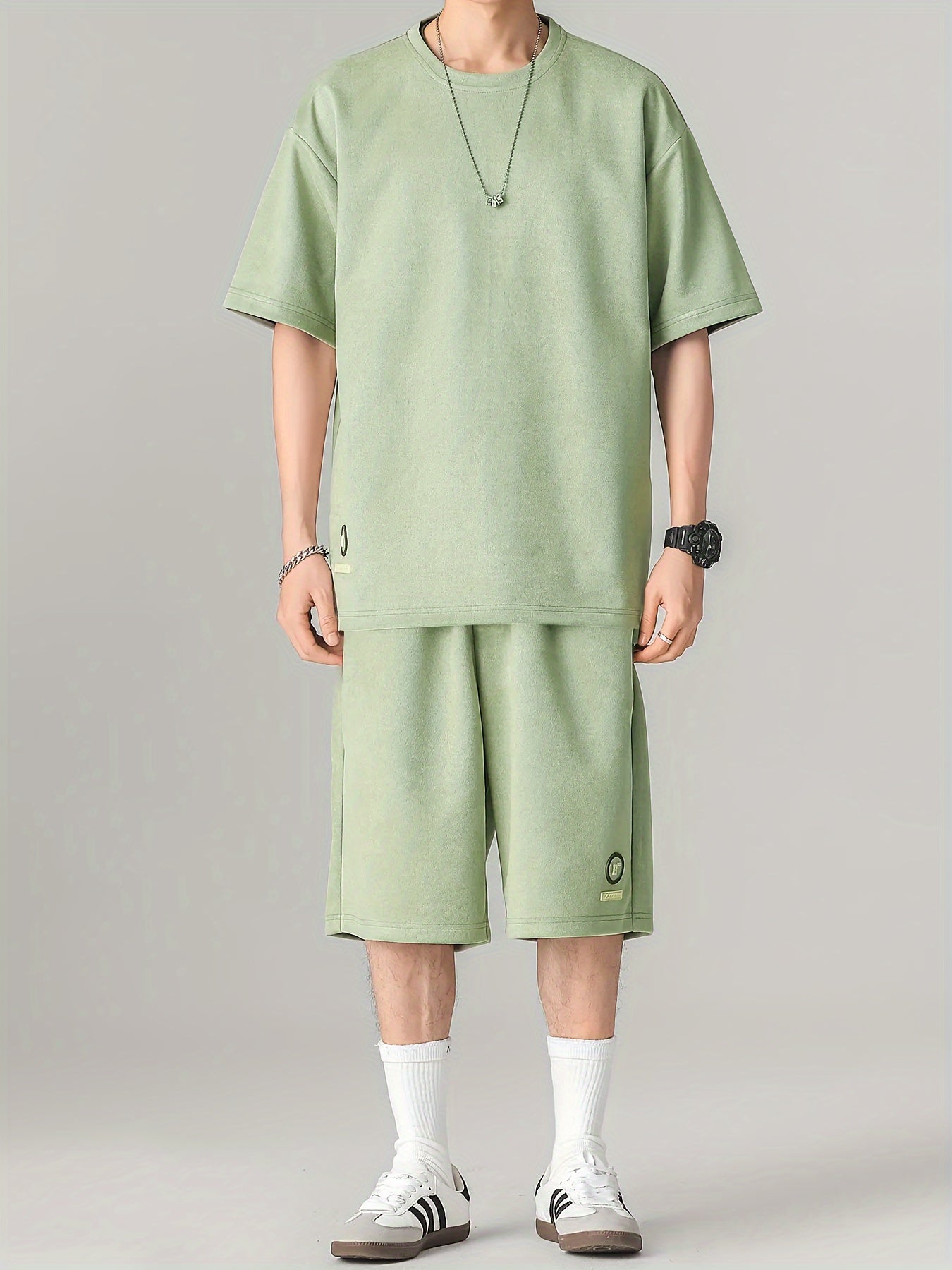 Conjunto de camiseta y pantalón corto gris